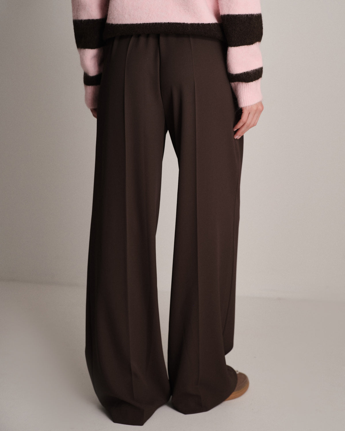 Pantalone in crêpe con pence