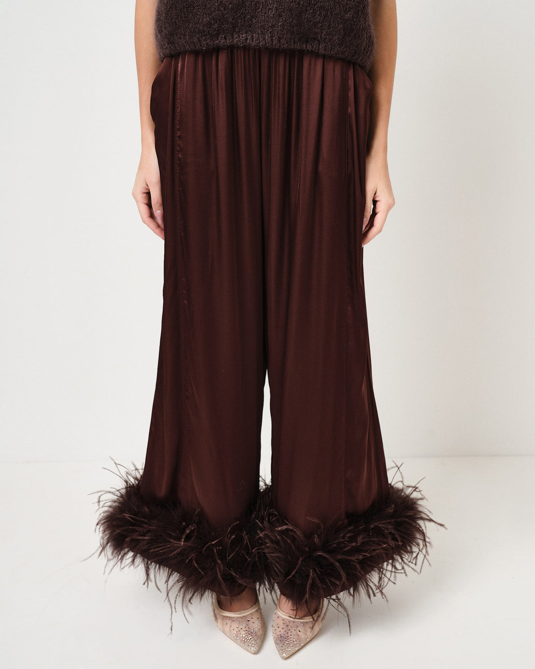 Pantalone in raso con piume