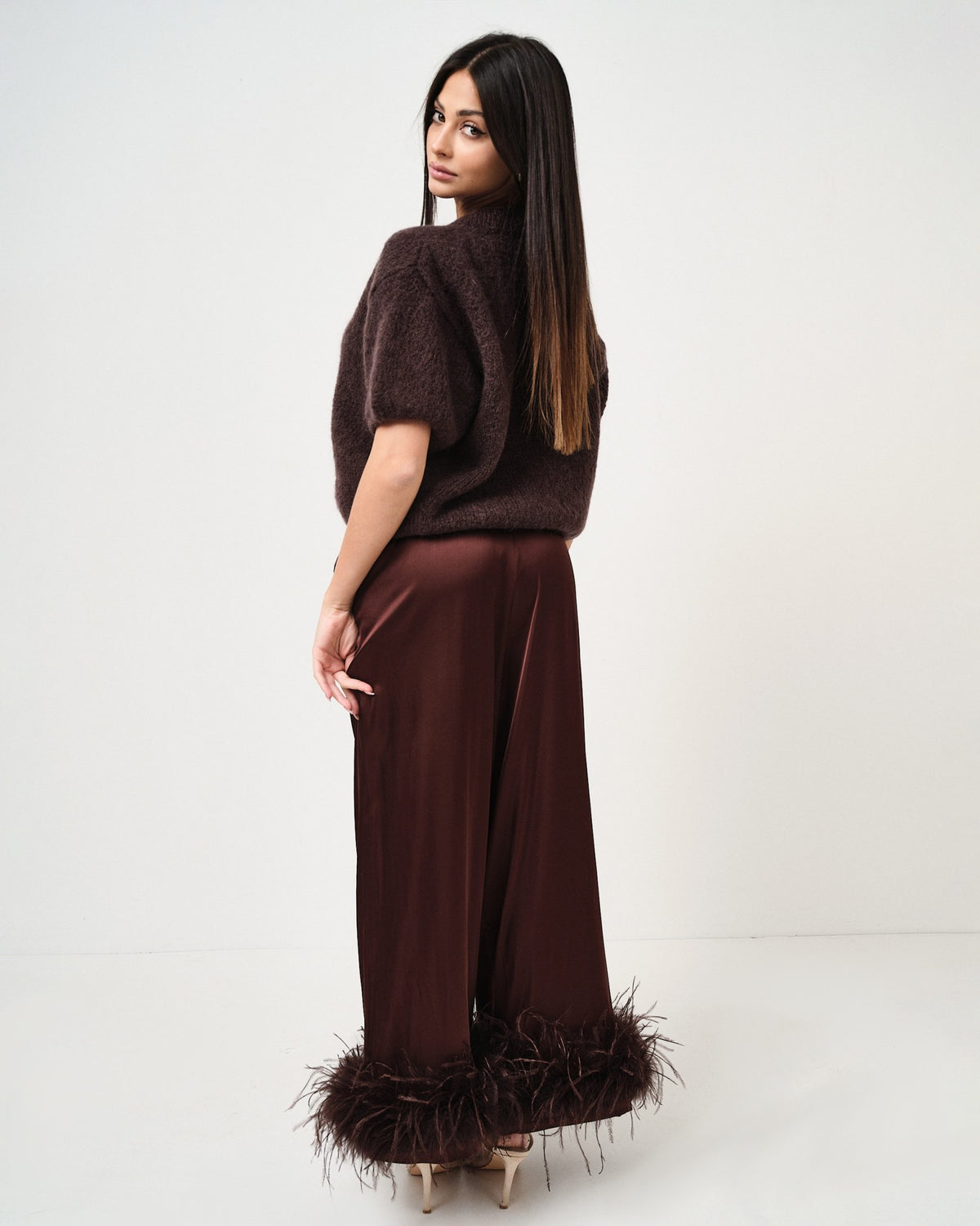 Pantalone in raso con piume