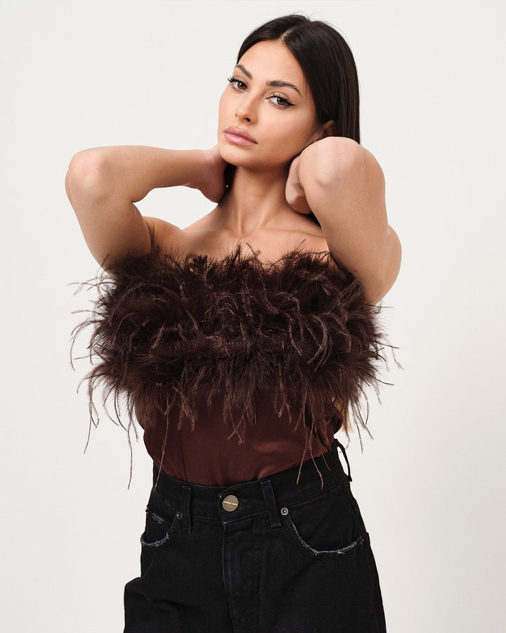 Top cropped in raso con piume