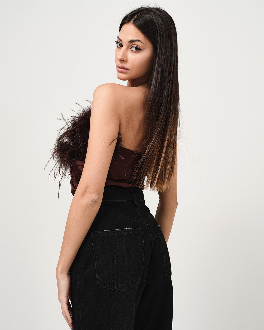 Top cropped in raso con piume