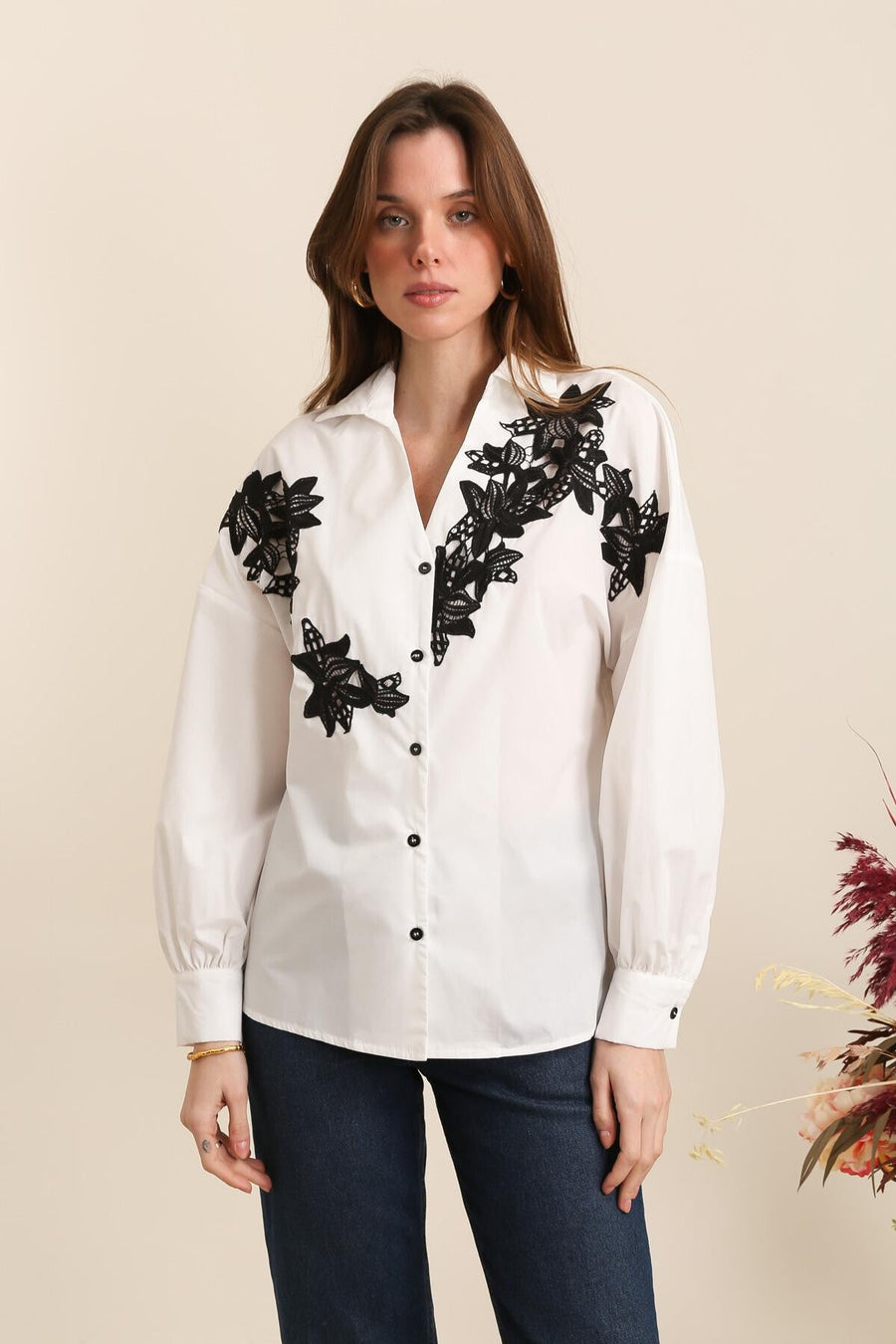 Camicia Bianca con Ricami Floreali