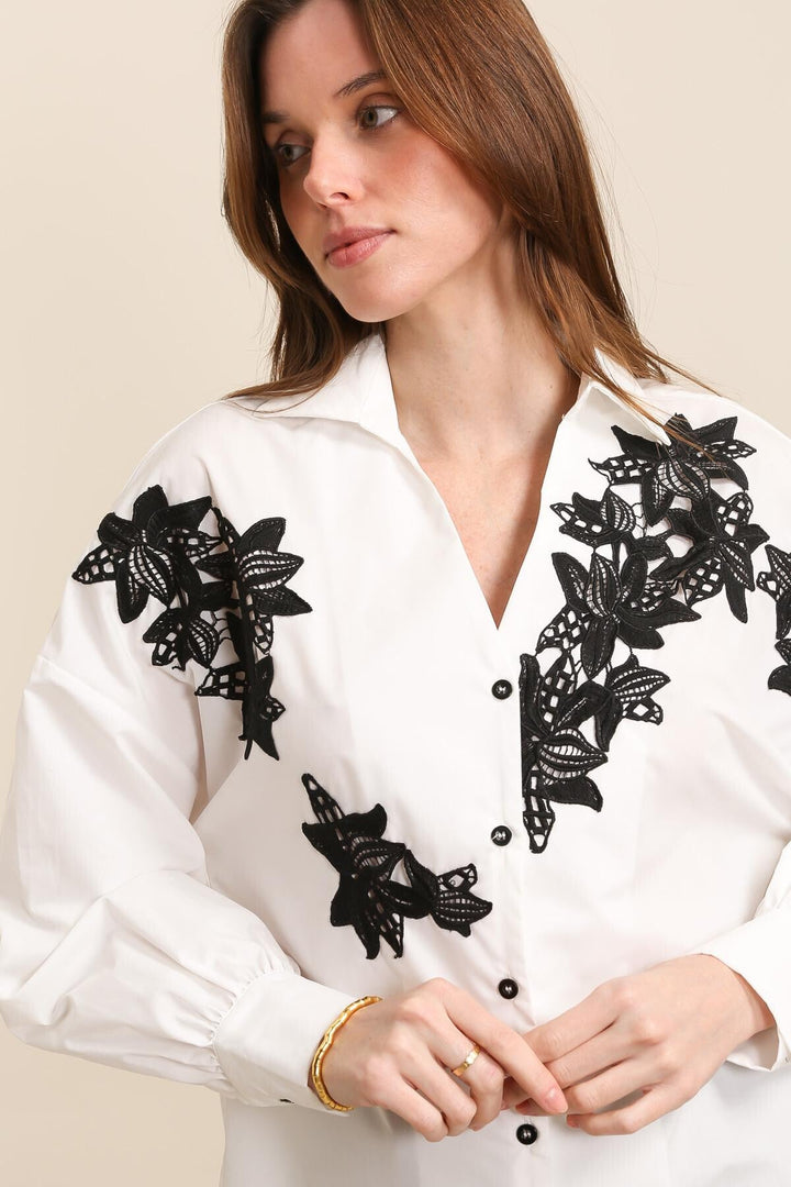 Camicia Bianca con Ricami Floreali